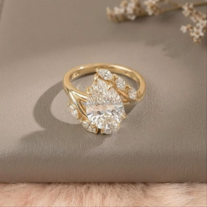 Anillo de Diamantes con Corte de Pera y Piedras Laterales en Oro Amarillo, Elegante Anillo de Compromiso y Boda para Mujer, Diamante de Laboratorio de Lujo - Product Image 1