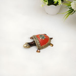 Décoration tortue artisanale avec verre coloré rouge/doré/bleu, métal laiton et travail détaillé de la coquille - Product Image 5