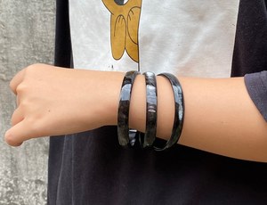 Brazalete Clásico de Cuerno de Vaca, Negro y Blanco Marmoleado, Unisex, Joyería Cristiana Moderna, Accesorio de Moda - Product Image 5