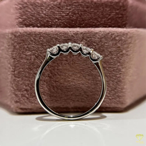 Élégante alliance de mariage empilable en diamant de laboratoire pour femme, dans un design de bijoux contemporain et minimaliste - Product Image 2