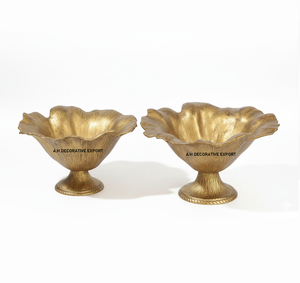 Bol à fruits de luxe en or avec pieds décorés de fleurs |   Centre de table élégant pour la décoration d'événements de mariage |   Bols à piédestal en aluminium doré à volants - Product Image 1