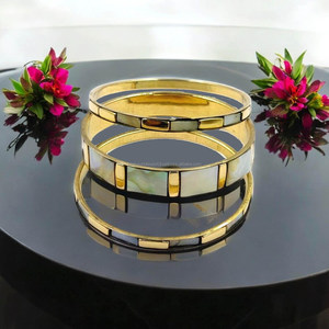 Bracelet élégant en nacre dorée Bracelet en coquillage léger avec fermoir sécurisé par Falak World Export - Product Image 1