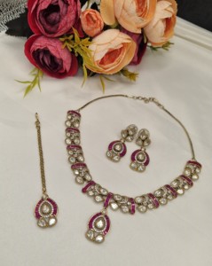 Collier contemporain en pierres précieuses Kundan avec pendentif assorti, boucles d'oreilles pendantes et MaangTikka, directement de l'usine de bijoux. - Product Image 3