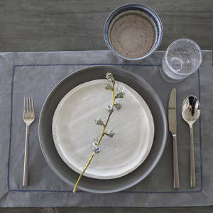 Set di 4 tovagliette in 100% lino di Mode Living, lavabili in lavatrice e resistenti per un'esperienza culinaria elegante - Product Image 1
