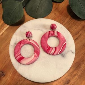 Boucles d'oreilles en résine en gros, bijoux fantaisie faits à la main pour femmes et jeunes filles, couleurs et designs personnalisés, idéales pour un usage quotidien - Product Image 2