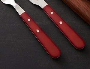 Ensemble de couverts en acier inoxydable avec manches en plastique rouge, design minimaliste, passe au lave-vaisselle, idéal pour les occasions de mariage - Product Image 3