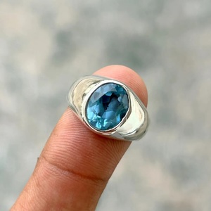 Bague pour homme en argent sterling 925 avec pierre précieuse topaze bleue naturelle, bague statement en pierre bleue faite à la main, bijoux en gros - Product Image 4