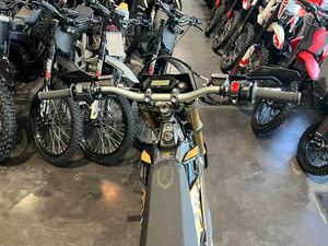 จัดส่งฟรี รถมอเตอร์ไซค์วิบากไฟฟ้า Sur-Rons Ultra Bee สีดำ รุ่นใหม่ ปี 2025 74V 21KW ราคาขายส่ง - Product Image 2