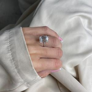 Anillo de Diamante Cultivado en Laboratorio con Corte Esmeralda de 7 Quilates _ Anillo de Compromiso en Oro de 18K _ Diseño Minimalista Elegante _ Certificado IGI F - VVS2 - Product Image 4