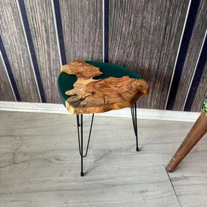 Table en résine époxy Emerald Lagoon, table rivière en bois d'olivier, table d'appoint en verre marin, table bord naturel Emerald Bay, table artisanale en bois - Product Image 1