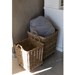 Panier à linge en rotin tressé fait main avec roulettes et poignées, grand panier de rangement roulant pour vêtements, couvertures, jouets et organisation de la maison - Product Image 1