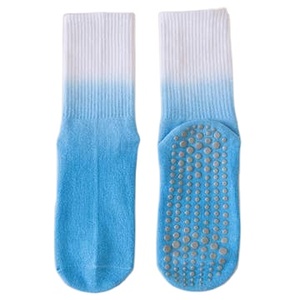 Logo personnalisé dégradé Tie-dye Crew chaussettes avec poignée antidérapante femmes chaussettes de sport pour vêtements décontractés et actifs usine du Vietnam - Product Image 6
