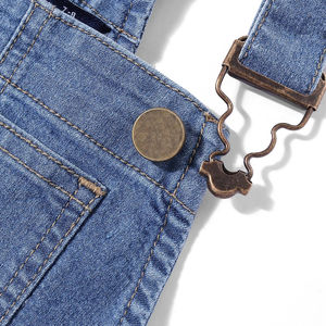 Mono largo de mezclilla de tiro medio con cuello, sin mangas, pierna de corte recto y bolsillos cuadrados en la parte delantera, blanco, tipo short. - Product Image 5