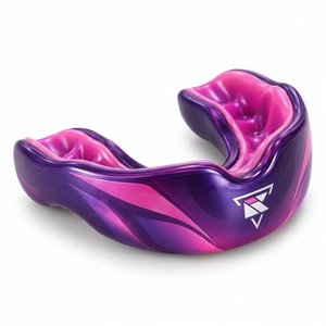 Protège-dents sportif conçu avec un matériau flexible, des bords lisses et un ajustement confortable, offrant une protection pratique pendant les activités sportives. - Product Image 3
