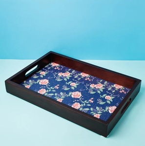 ถาดไม้พิมพ์ลายกุหลาบสีชมพูและลายดาวสีน้ำเงินกรมท่า สำหรับเสิร์ฟอาหาร  ถาดตกแต่งทรงสี่เหลี่ยมผืนผ้าแบบโบราณ สำหรับสั่งซื้อจำนวนมาก - Product Image 1