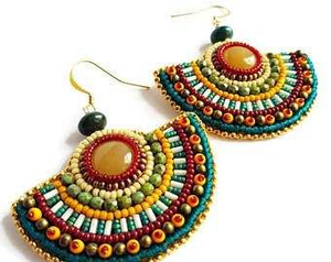 Boucles d'oreilles brodées à la main avec des perles, designs personnalisés multi-perles, bijoux de fête pour femmes au meilleur prix. - Product Image 3