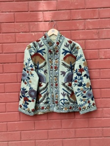 Chaqueta de Algodón Sujani Verde Menta Bordada a Mano para Mujer, Estilo Étnico Bohemio Floral, Ropa Exterior para Compradores Mayoristas de Boutiques en Línea - Product Image 1