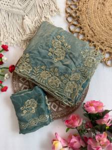 Sari en satin Teal Pure Fandy avec broderie florale dorée et travail de sequins, tenue de mariage indienne traditionnelle pour femmes, recyclé - Product Image 1