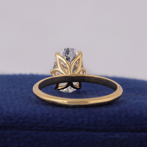 Anillo de Compromiso con Diamante Ovalado de Laboratorio de 2.5 Quilates, Oro Amarillo de 14K, Corte Tulipán, Certificado IGI - Product Image 4