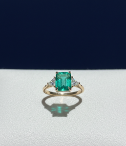 Anillo de Diamante de 2.60 Quilates Creado en Laboratorio, Certificado IGI, Anillo de Compromiso de Oro Amarillo con Corte Esmeralda y Trilliant, Joyería - Product Image 2