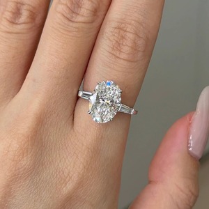 Anillo de Compromiso con Tres Diamantes Cultivados en Laboratorio de Corte Ovalado de 4 Quilates, Anillo con Diamante Ovalado, Piedras Laterales en Forma de Baguette, Certificado IGI - Product Image 2