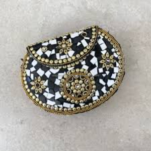 Pochette en résine de couleur noire et blanche avec incrustation géométrique et chaîne dorée pour fête, mariage et soirée - Product Image 3