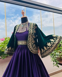 Robe traditionnelle afghane Kuchi pour femmes, robes décontractées, robe longue violette, boléro en velours vert, vêtements ethniques brodés de lourds motifs dorés - Product Image 2
