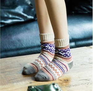 Chaussettes audacieuses et colorées en coton, designs modernes, respirantes et élégantes pour le streetwear, les tenues décontractées et quotidiennes, pour l'hiver, montantes à la cheville - Product Image 5