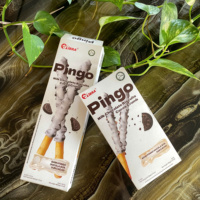 SET DE BOÎTES BLANCHES PINGO BISCUITES AU LAIT ET AU CHOCOLAT, MORCEAUX DE CACAO 32G & 49.5G
