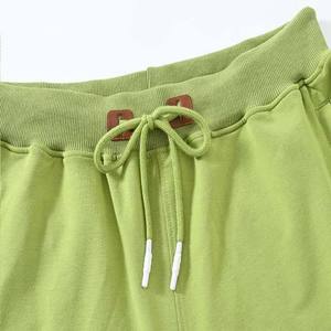 Shorts de felpa francesa para uso diario con tela suave, diseño moderno y tacto agradable, ideales para el confort en climas cálidos. - Product Image 4