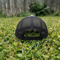 Casquettes de camionneur premium 6 panneaux, deux couleurs, forme structurée et visière incurvée avec maille et logo brodé personnalisé sur patch tissé