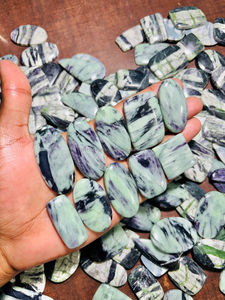 Cabujón de Kammererita Hecho a Mano, Pulido y Liso, Gema Suelta de Kammererita con Base Plana para Joyería - Product Image 3