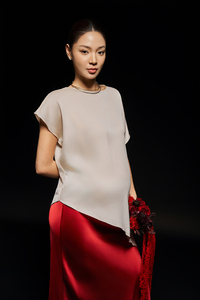 T-shirt minimaliste pour femme, col rond, manches courtes, respirant, coupe ample, décontracté, pour le bureau et le quotidien, fabriqué au Vietnam - Product Image 3