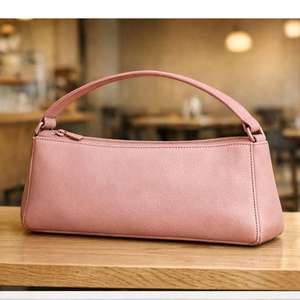 Bolso o cartera de cuero marrón con cierre metálico, similar a los estilos ofrecidos por marcas pakistaníes como Bag - Product Image 5