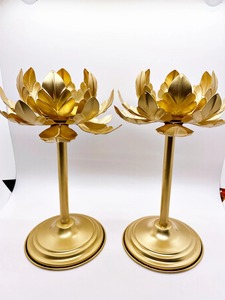 Support à bougie design lotus, élégant porte-bougie décoratif en métal pour la décoration de la maison, table de salon et usage festif, provenant d'Inde. - Product Image 2