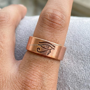 Anillo Premium de Cobre Puro con Ojo de Horus • Banda de Protección y Sanación Egipcia Grabada de Lujo - Product Image 2