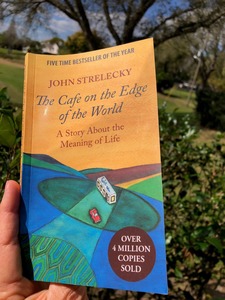 El café al borde del mundo de John Strelecky, libro en inglés de bolsillo, una historia sobre el sentido de la vida - Product Image 2