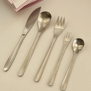 Ensemble de couverts en acier inoxydable mat 5 pièces avec couteau, fourchette, cuillère, vaisselle minimaliste argentée pour les tables modernes - Product Image 2
