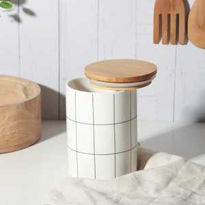 Boîte de rangement décorative en métal avec couvercle en bois pour l'organisation du garde-manger et la présentation moderne sur comptoir de cuisine - Product Image 1