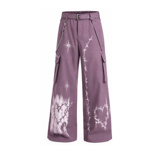 Pantalon cargo gothique violet pour homme avec imprimé étoile fil de fer barbelé, détails rivets et ceinture chaîne - Product Image 2