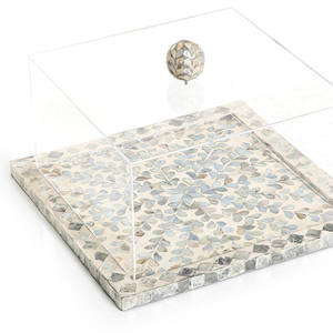 Support à gâteau de style designer en nacre, plateau carré en bois avec incrustation de coquillages et couvercle, idéal pour la présentation en pâtisserie. - Product Image 3