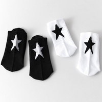 Chaussettes de sport pour femmes, couleur unie noir et blanc, étoile à cinq branches, absorbant la transpiration, respirantes, chaussettes personnalisées en jacquard