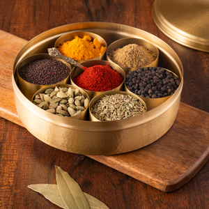 Boîte à épices en laiton personnalisée, polie miroir, faite à la main, en laiton doré, boîte à masala, récipient de rangement avec cuillère - Product Image 6