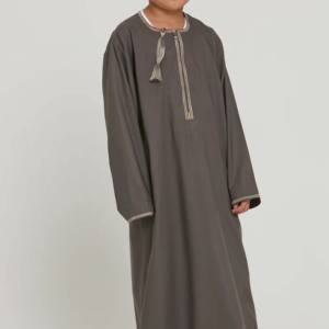 Thobe/Thawb élégant et modeste pour enfants musulmans, grandes tailles, 4 couleurs, broderie, poches pratiques, 100 % coton - Product Image 5