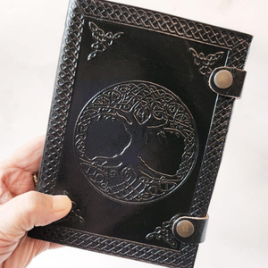 Diario de Cuero Negro con Grabado de Árbol Medieval, Cuaderno Encuadernado en Cuero, 8x6 Pulgadas, 200 Páginas en Blanco, Cierre Doble con Broches de Bronce - Product Image 2