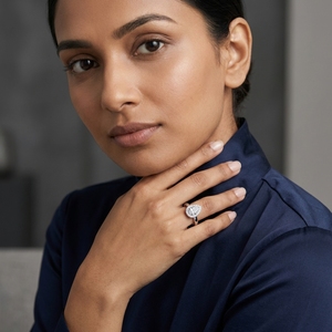 Bague de fiançailles classique en diamant taille poire en platine PT950 avec sertissage halo pour femme - Product Image 4