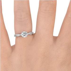 Anillo de Compromiso de Oro de 10K Personalizable, Hecho a Mano, con Diseño Trenzado y Escamado, con un Precioso Diamante Central (Natural) - Product Image 3