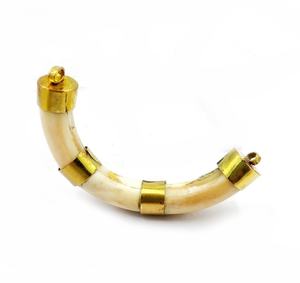 Pendentif en corne de buffle naturelle avec embouts dorés, forme incurvée polie - Product Image 1