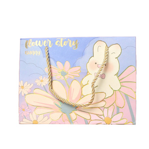 Bolsa de papel de regalo Flower Story de lujo personalizada con asa Embalaje reciclable ecológico para ocasiones especiales y venta al por menor (estilo 2) - Product Image 1