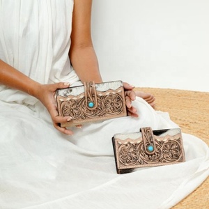 Cartera tallada a mano de nuevo diseñador, cartera de mano con estilo de cuero genuino para el cabello en la cartera de piel de vaca, carteras de pulsera de cuero occidental - Product Image 1